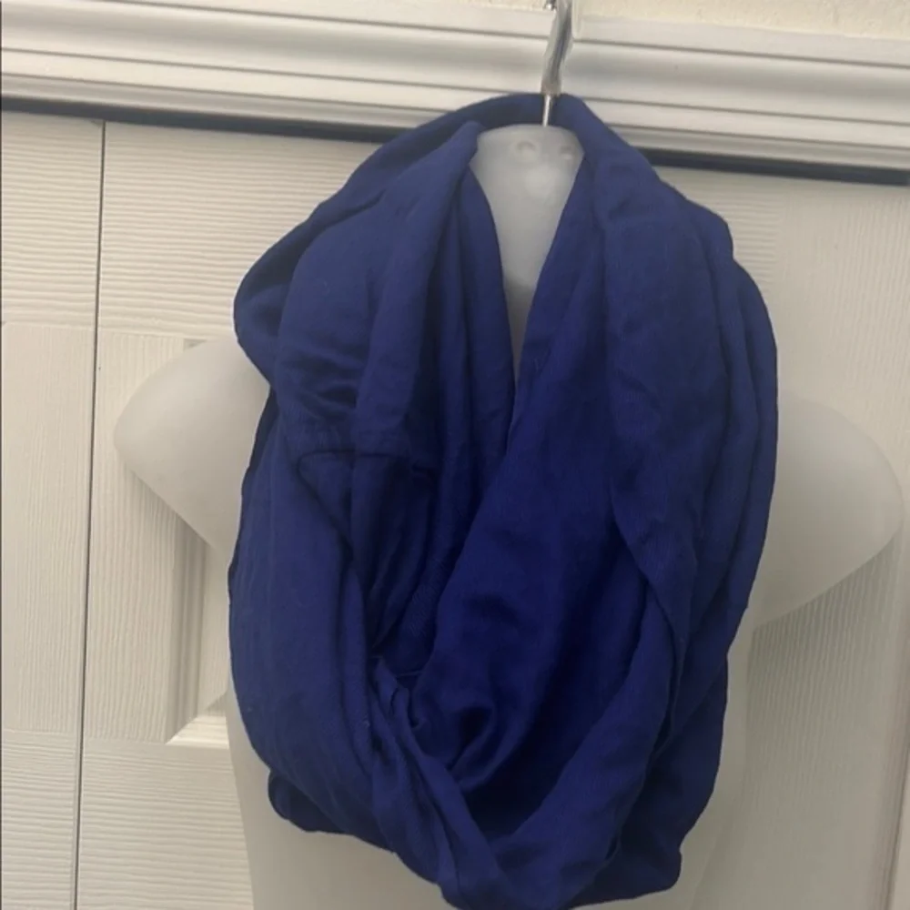 ❤️3 for $15!❤️ Blue infinity scarf